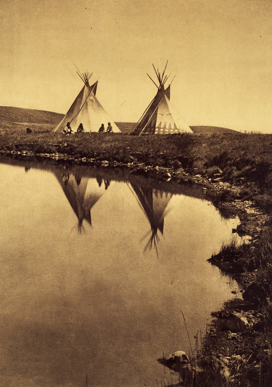 在水边：位于水体边缘的皮根营地。 照片取自爱德华·S·柯蒂斯（Edward S. Curtis，1868-1952 年）出版的关于北美印第安人的百科全书第 6 卷，并由西奥多·罗斯福作序。 1907 年至 1930 年间，我们出版了 20 卷 作者 爱德华警长柯蒂斯