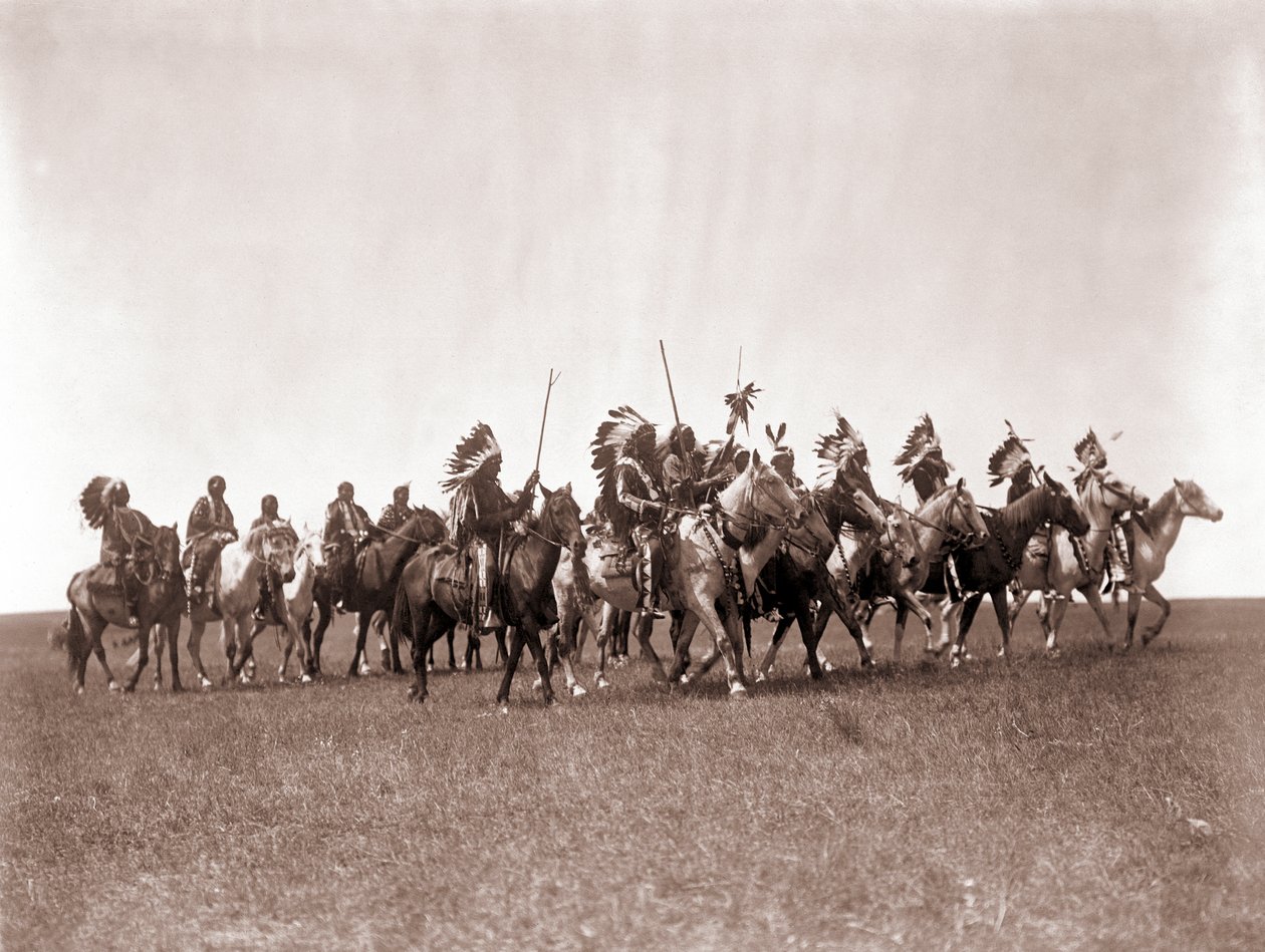 布鲁尔苏族战争派对，爱德华·S·柯蒂斯 (Edward S. Curtis) 创作，c.1907（色调银色印刷） 作者 爱德华警长柯蒂斯