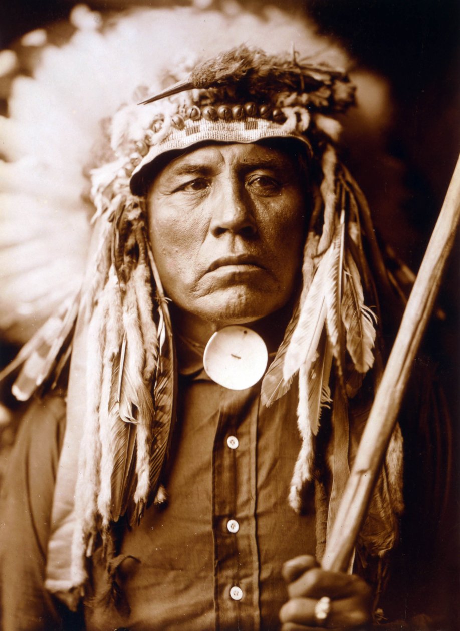 Curley，Apsaroke 男子，头戴头饰，约 1905 年，照片：Edward S. Curtis 作者 爱德华警长柯蒂斯
