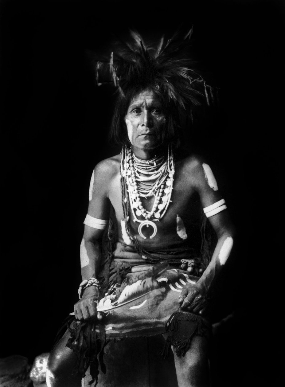 脖子上挂着眼镜蛇的霍皮印第安人，摄影：Edward S. Curtis，c. 1921年 作者 爱德华警长柯蒂斯