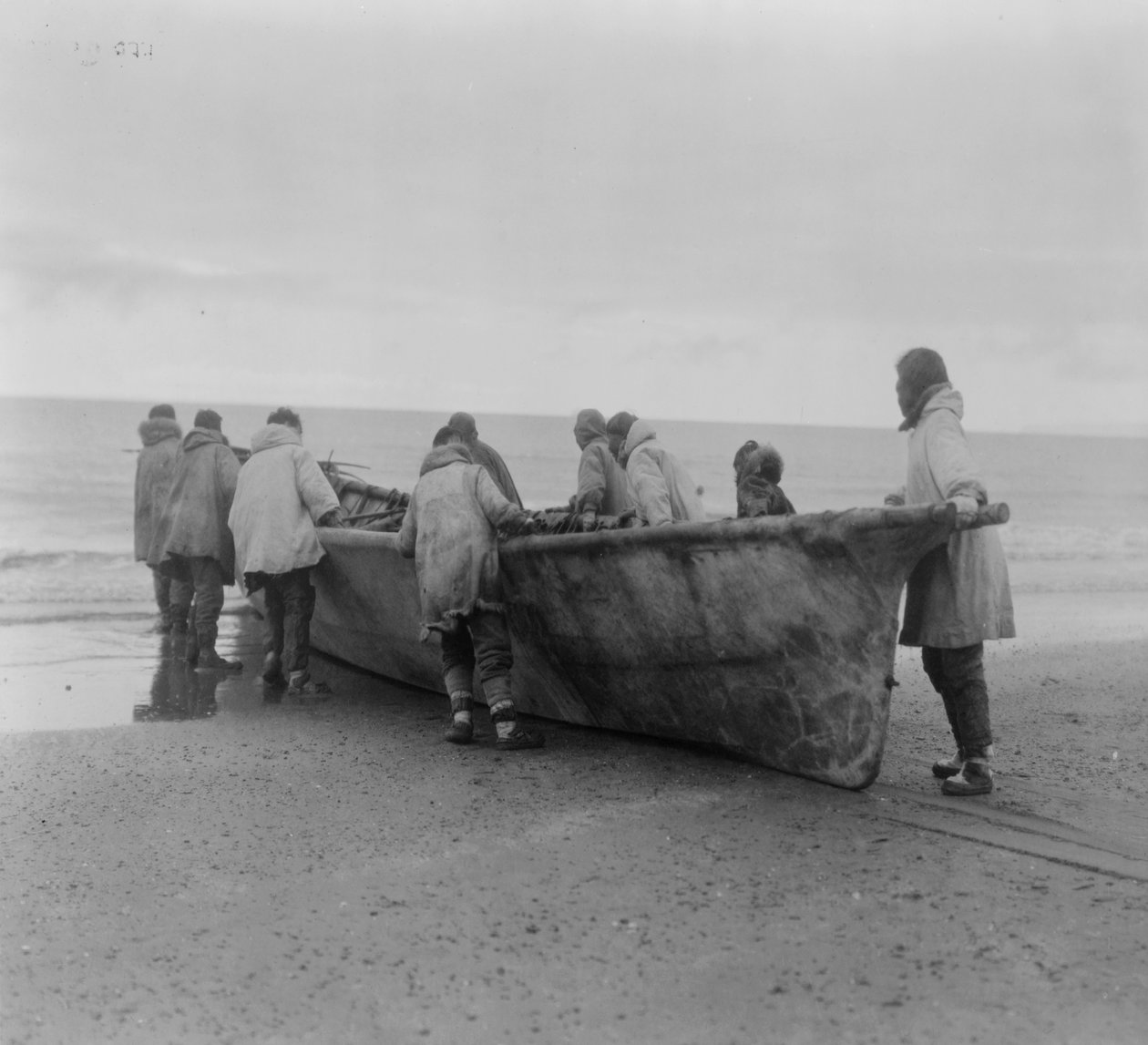 约 1929 年，阿拉斯加威尔士亲王角，下水捕鲸的美国原住民（黑白照片） 作者 爱德华警长柯蒂斯