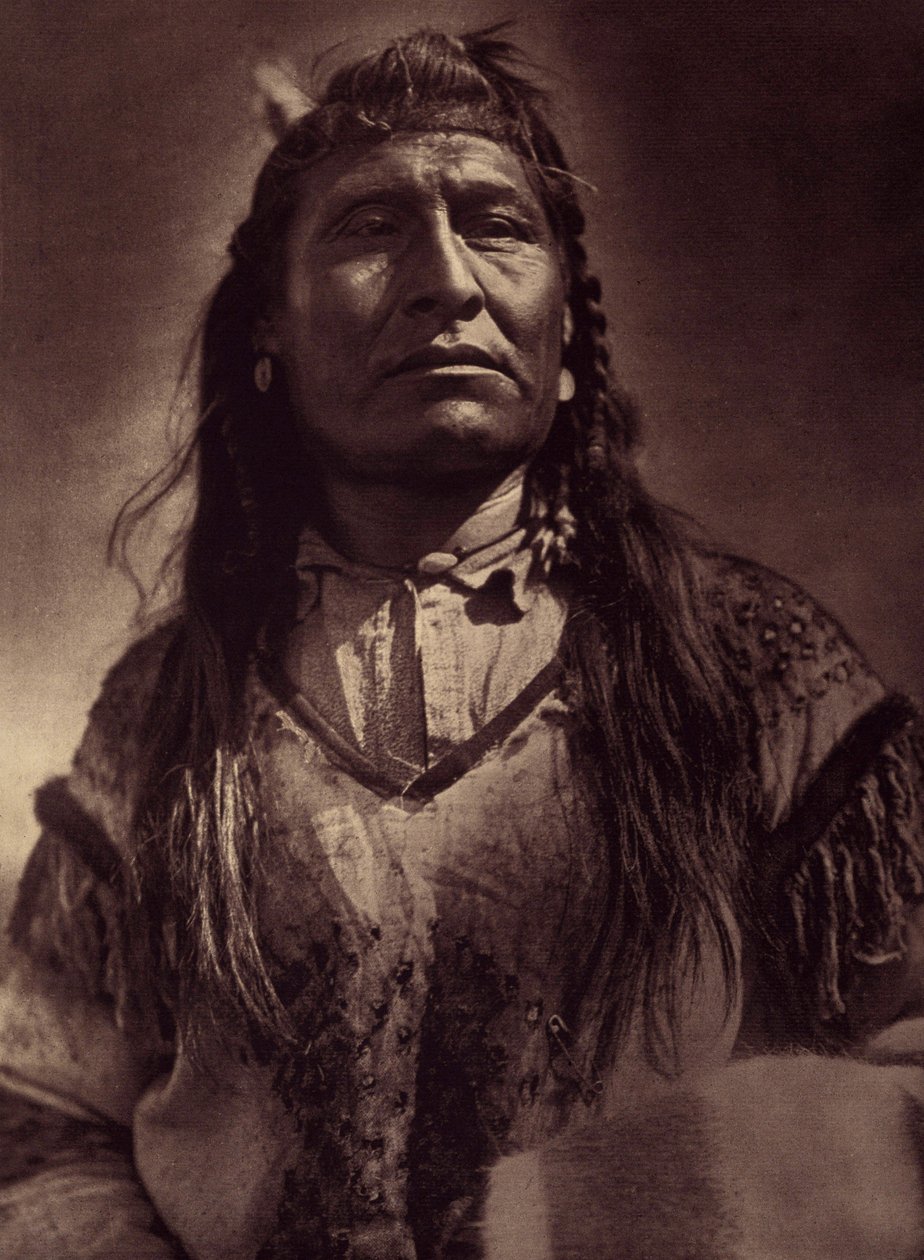 新箱子，印度皮根。 照片取自爱德华·S·柯蒂斯（Edward S. Curtis，1868-1952 年）出版的关于北美印第安人的百科全书第 6 卷，并由西奥多·罗斯福作序。 1907年至1930年间，共出版了20卷。 作者 爱德华警长柯蒂斯