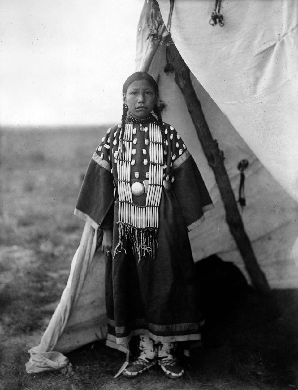 罗莎-跛狗，站在帐篷门口的达科塔妇女，约 1905 年，照片：Edward S. Curtis 作者 爱德华警长柯蒂斯