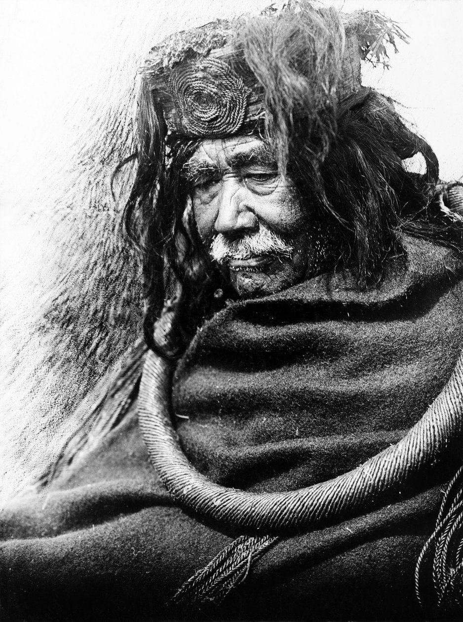 哈马特萨，纳科阿克托克（Nakoaktok），约 1910 年 纳科阿克托克男子的半身肖像，面向左侧，佩戴雪松根礼仪环。 作者 爱德华警长柯蒂斯