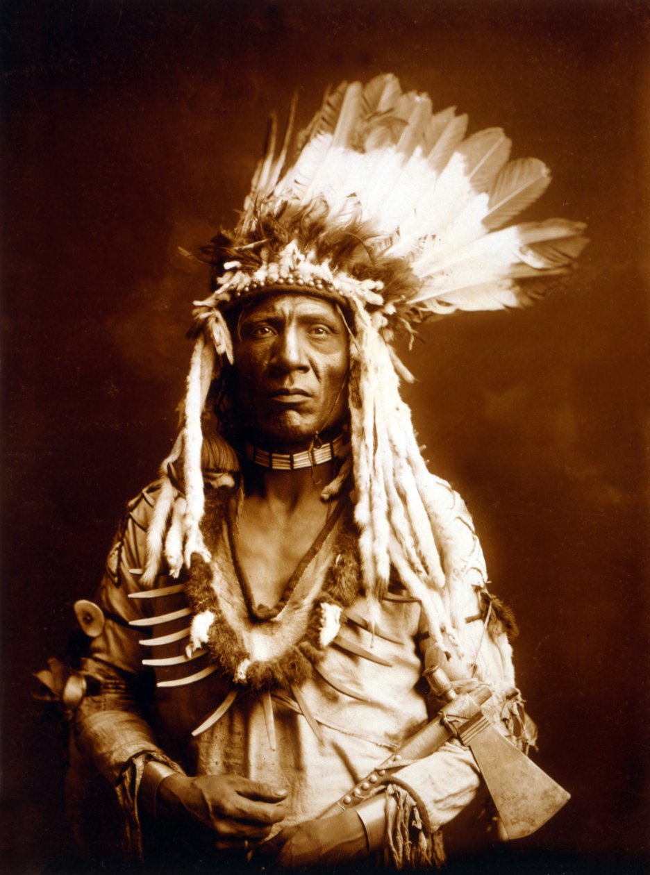 黄鼠狼尾，皮根，手持战斧，约 1900 年，照片 Edward S. Curtis 作者 爱德华警长柯蒂斯