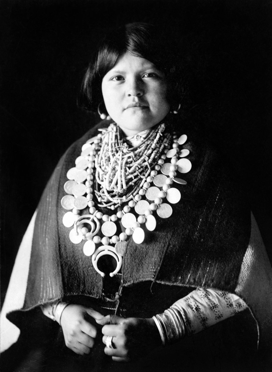 戴着祖尼装饰品的年轻印度妇女，c. 1903 年，爱德华·S·柯蒂斯摄 作者 爱德华警长柯蒂斯