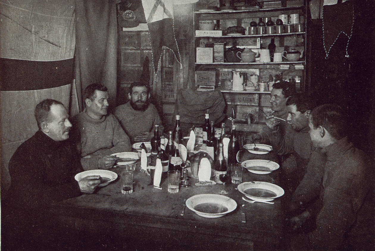 男子，仲冬节晚餐，英属南极探险队，埃文斯角，1912年6月22日（黑白照片） 作者 爱德华·纳尔逊