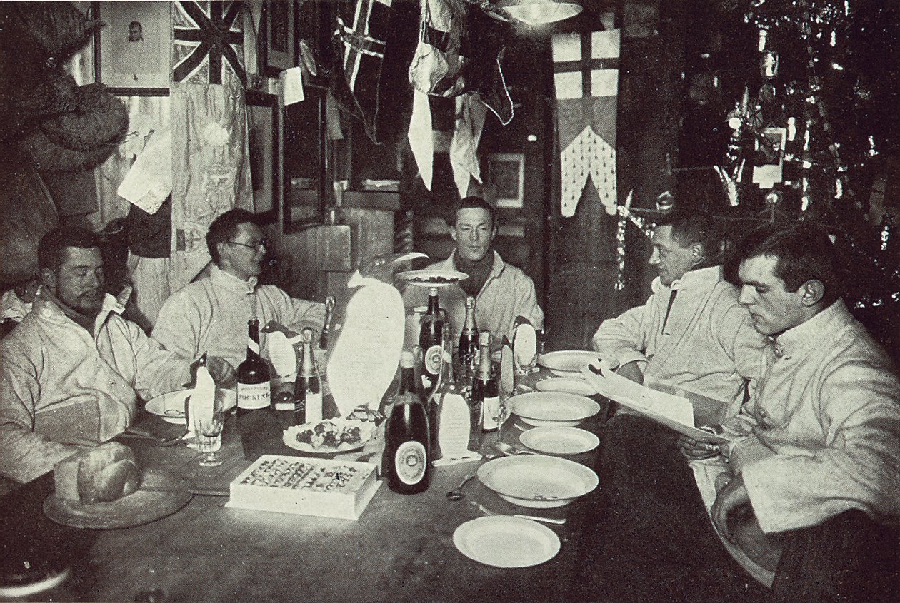 军官，仲冬节晚宴，英属南极探险队，埃文斯角，1912年6月22日（黑白照片） 作者 爱德华·纳尔逊