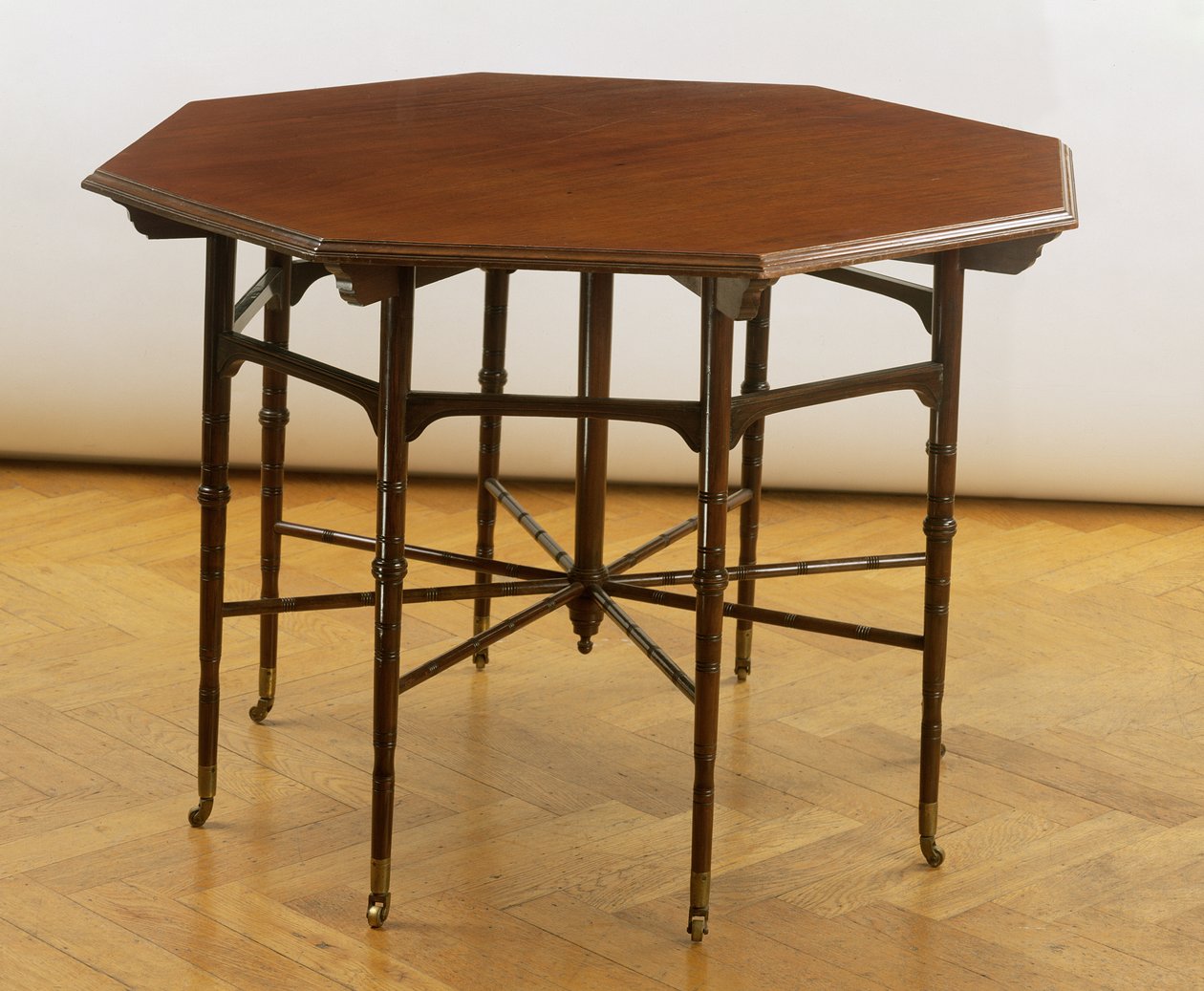 八角形桌子，由Collinson和Lock制造，1875年（桃花心木） 作者 爱德华·威廉·戈德温