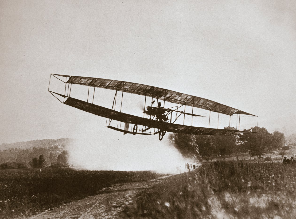1908年，美国飞行员格伦-柯蒂斯驾驶他的 "六月虫 "进行首次重于空气的飞行。 作者 埃德温·列维克