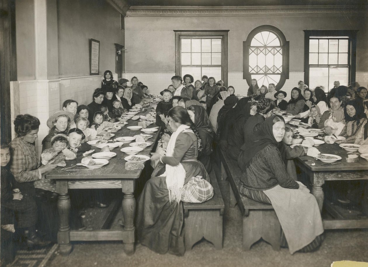 约1906年，在埃利斯岛为移民提供免费膳食（黑白照片）。 作者 埃德温·列维克