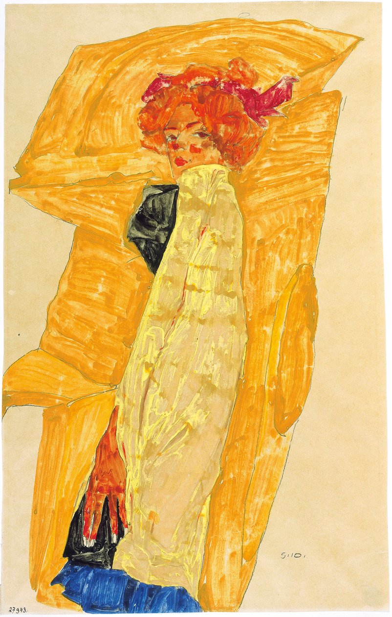 赭石色窗帘前的格蒂，1910年。 作者 埃贡·席勒（Egon Schiele）
