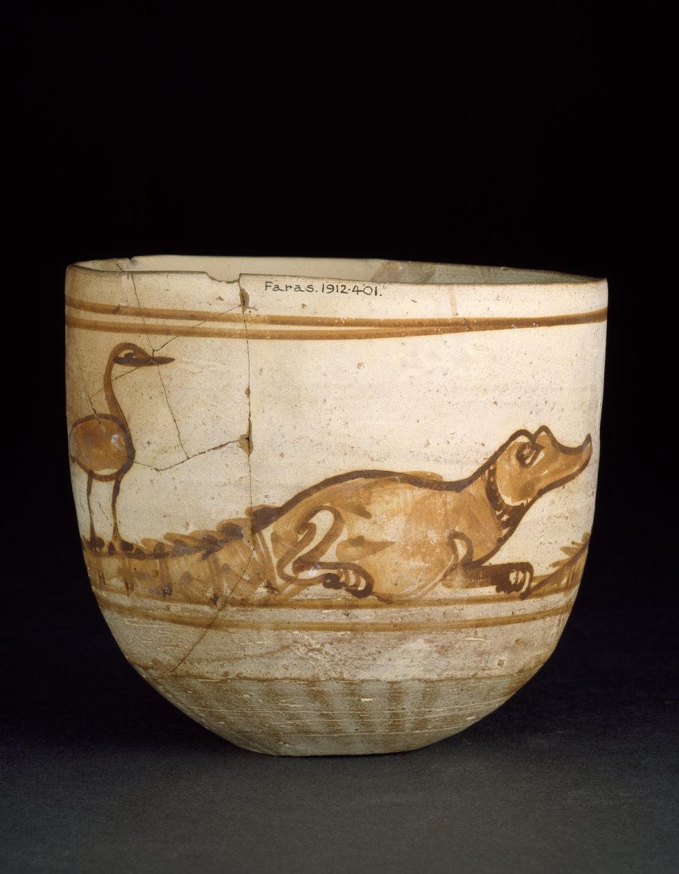 红色的杯子装饰着两条鳄鱼，尾巴上有鸟，101-300（发射的尼罗河淤泥，白色水洗和涂漆） 作者 埃及人