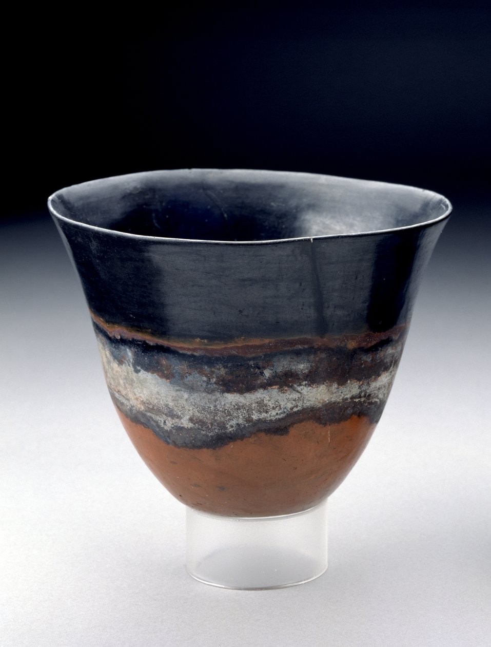 深色碗，鲜红色和黑色外观，由白色带分隔，kerma烧杯，13-14世纪，公元前1755-1640（烧制粘土） 作者 埃及人