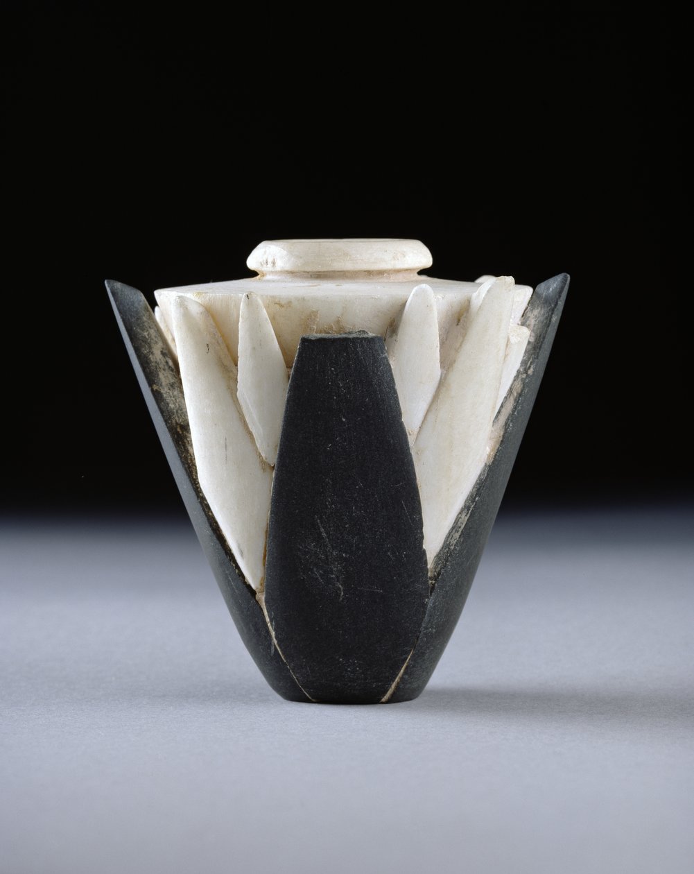 莲花罐，早期王朝（c.2950-c.2575）（石灰华，泥质和石膏） 作者 埃及人