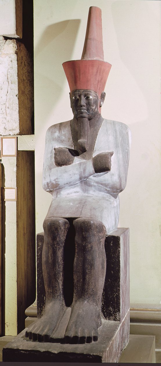 Mentuhotep II的雕像，登上并穿着下埃及的红色皇冠，取自Mentuhotep II的太平间神庙，在中央王国的Deir el-Bahri（彩绘砂岩） 作者 埃及第十一王朝