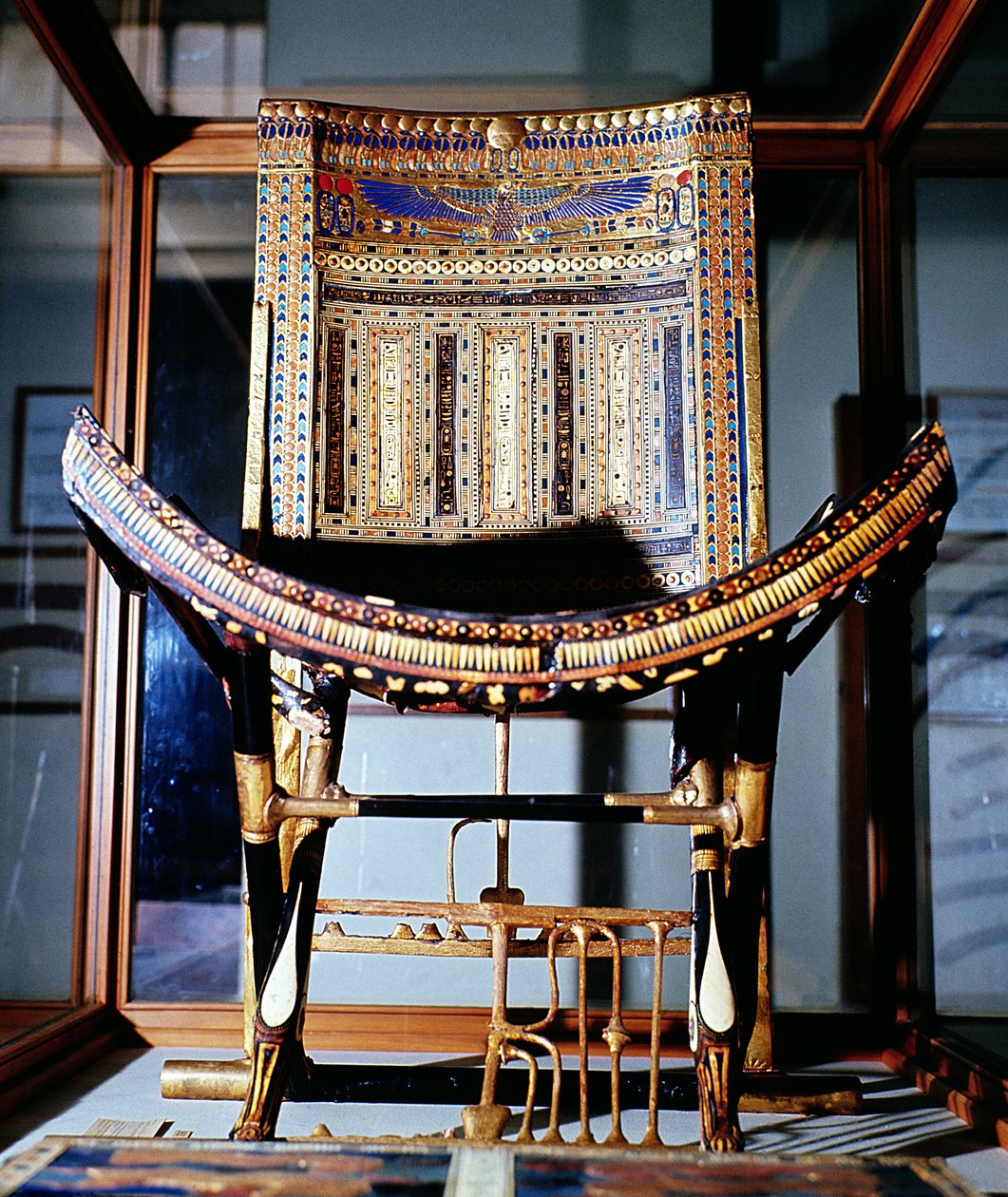 教会椅子，来自图坦卡蒙墓（公元前1370-52），位于新王国底比斯国王谷（镶嵌乌木）（另见149419） 作者 埃及第十八王朝