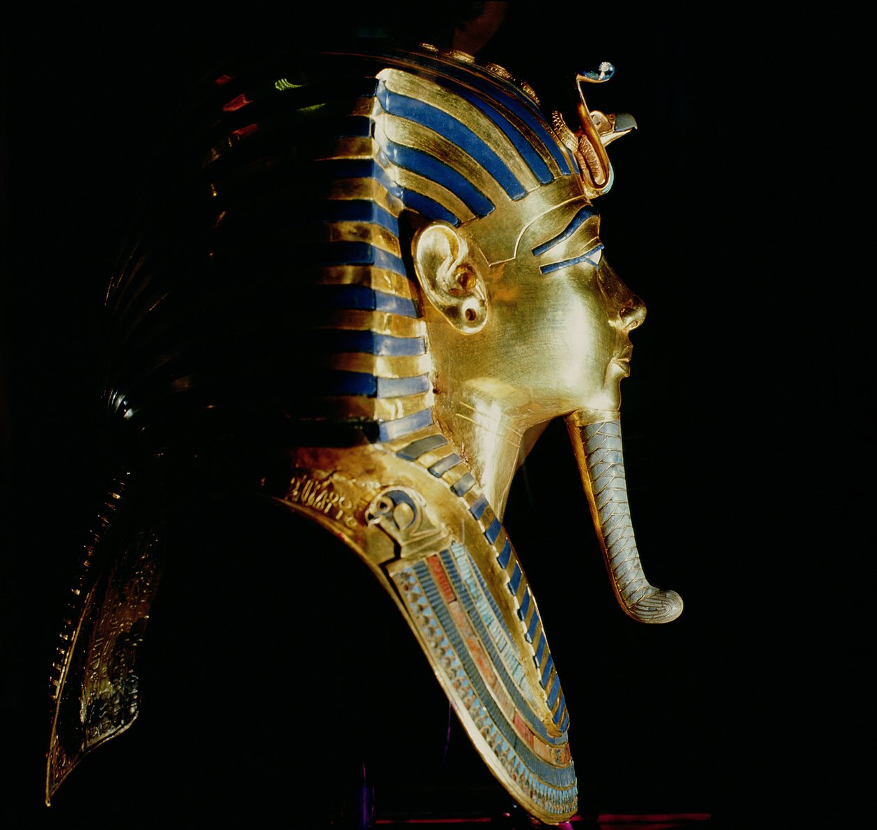 Tutankhamun的金面具，来自图坦卡蒙墓（公元前1373-1352）新王国（黄金镶嵌青金石） 作者 埃及第十八王朝
