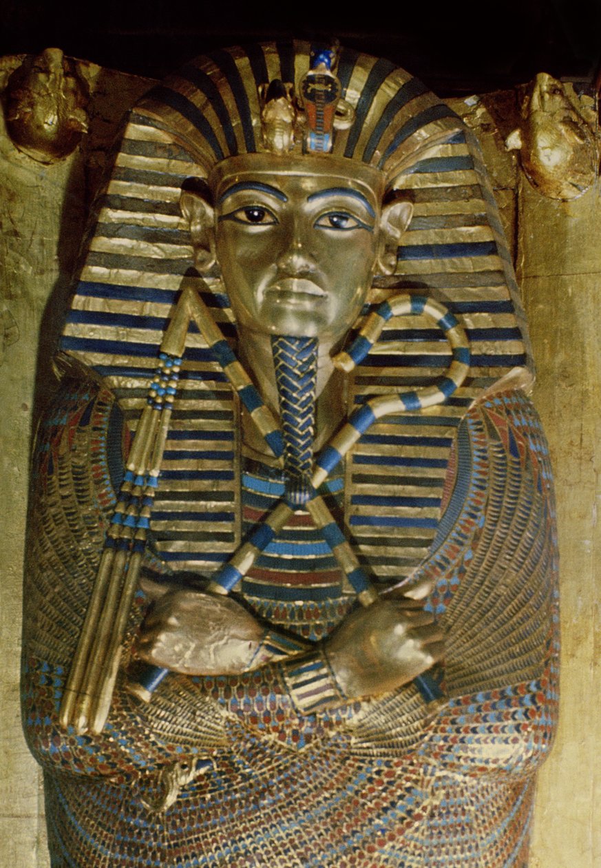 Tutankhamun的最里面的棺材，来自图坦卡蒙墓（公元前1370-1352）新王国板金，青金石和其他半宝石）（细节） 作者 埃及第十八王朝