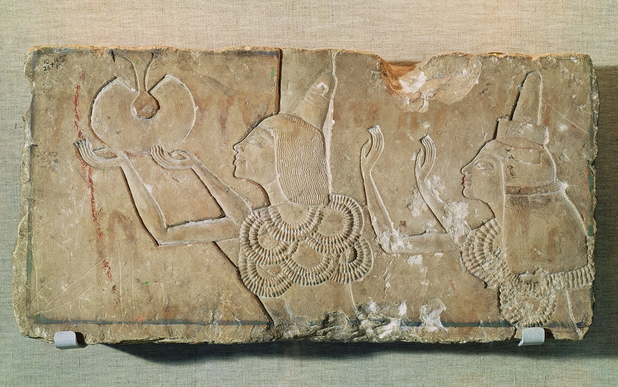 石碑描绘了Ay（公元前1352-48）和他的妻子Teye，从新王国Tell el-Amarna的Ay墓墓中获得了补偿金，作为Akhenaten的尊敬的象征（石灰石雕刻） 作者 埃及第十八王朝