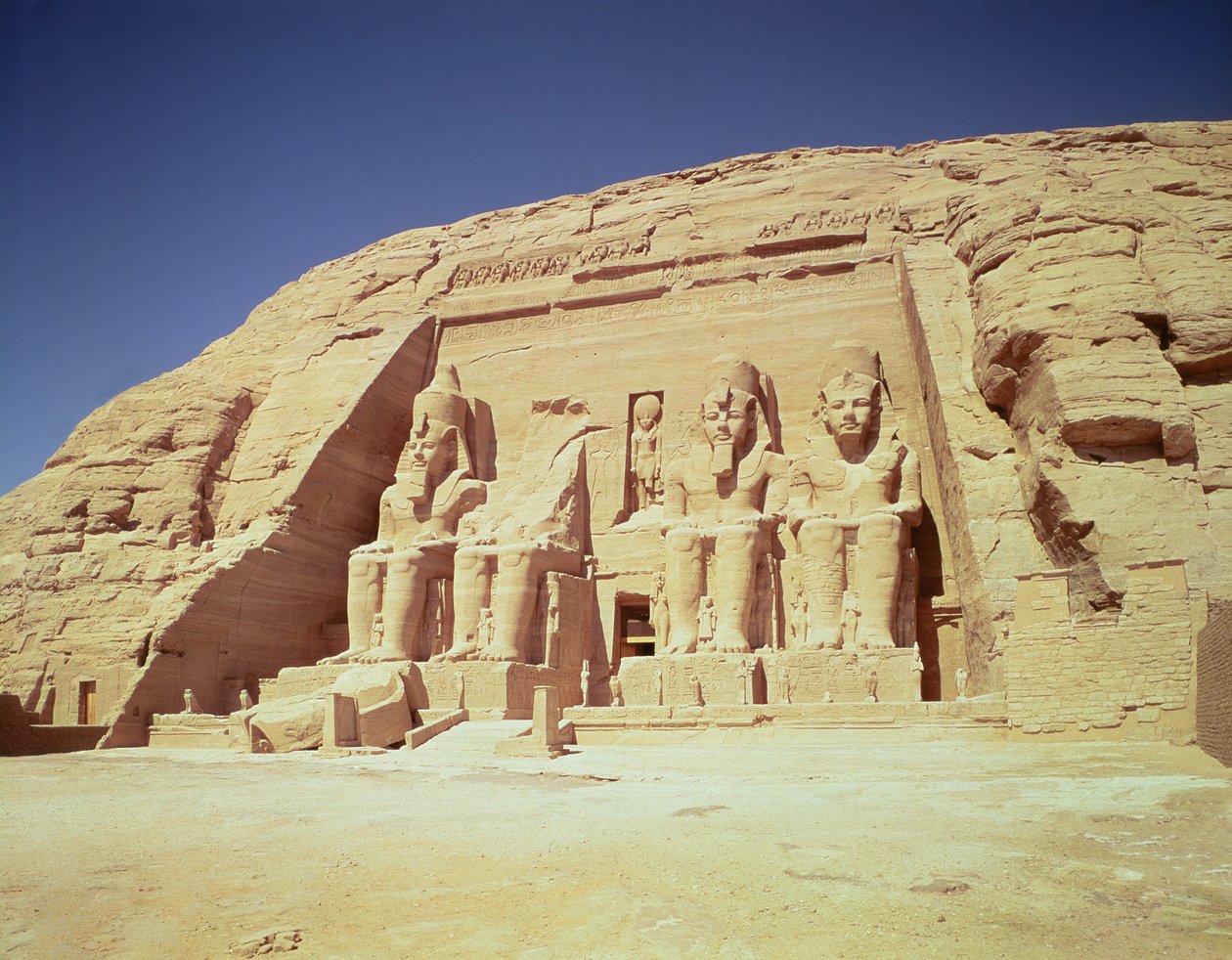 拉美西斯二世神庙的门面，新的王国，c.1279-1213 BC 作者 埃及第19王朝