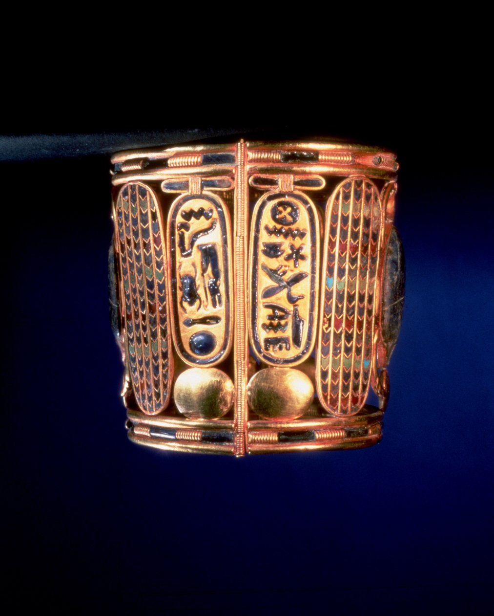 Psusennes I（公元前1039-991）的漩涡饰品手镯在第三中间时期的Tanis国王Amenemope的手臂上发现（金镶嵌半宝石） 作者 埃及第21王朝