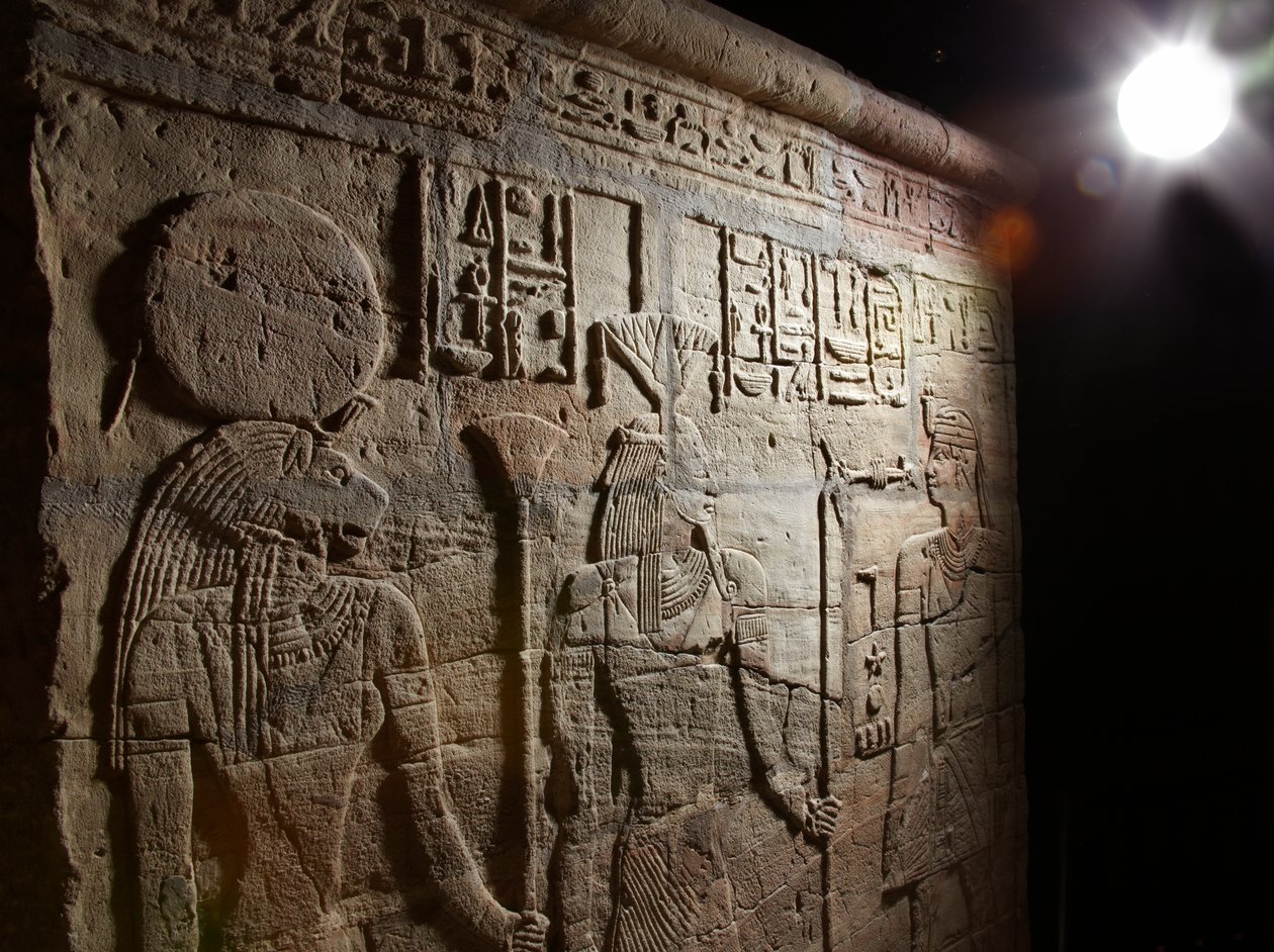 法老塔哈卡在阿育寺的法院建造的神殿，25世纪后期，公元前690-64年砂岩细节107896 作者 埃及第25王朝
