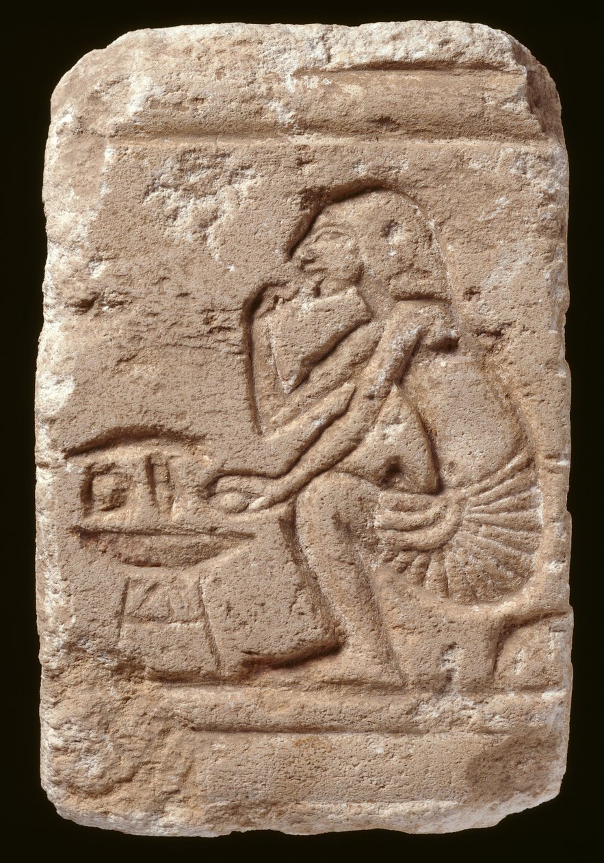 Amarna Period（石灰石）坐在桌子旁边的男人的救济 作者 埃及人