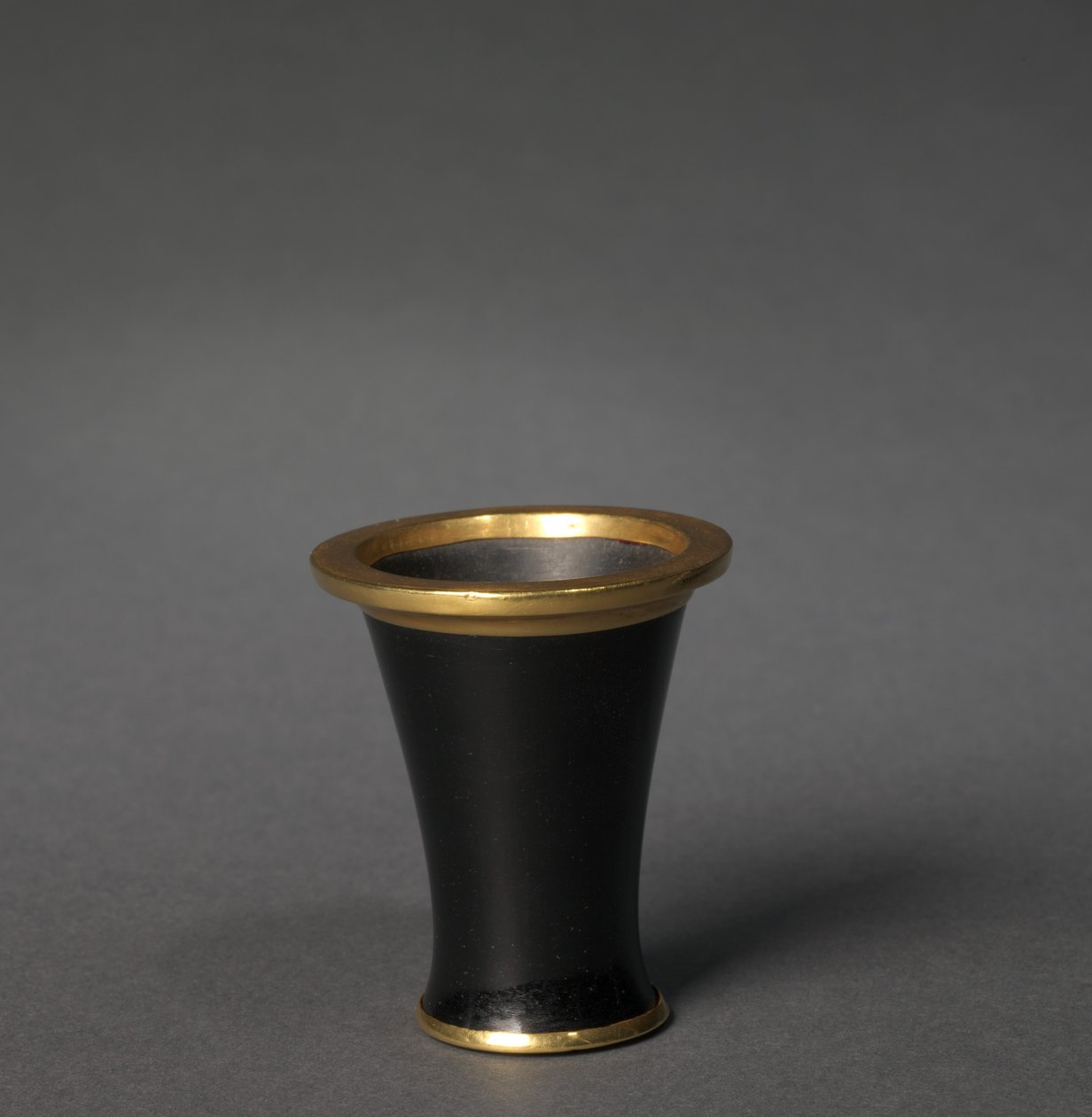 化妆品容器（烧杯），约公元前1859-1814年（黑曜石和金）。 作者 埃及第十二王朝