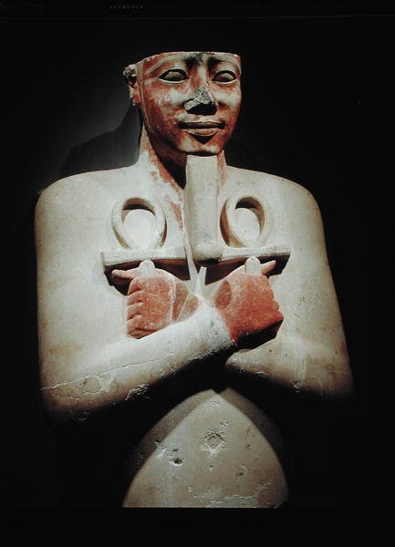 Sesostris I（公元前1918  -  1875年）的雕像，双手抱着十字架，从新王国卡纳克神庙（彩绘石头）越过他的胸膛 作者 埃及第十二王朝