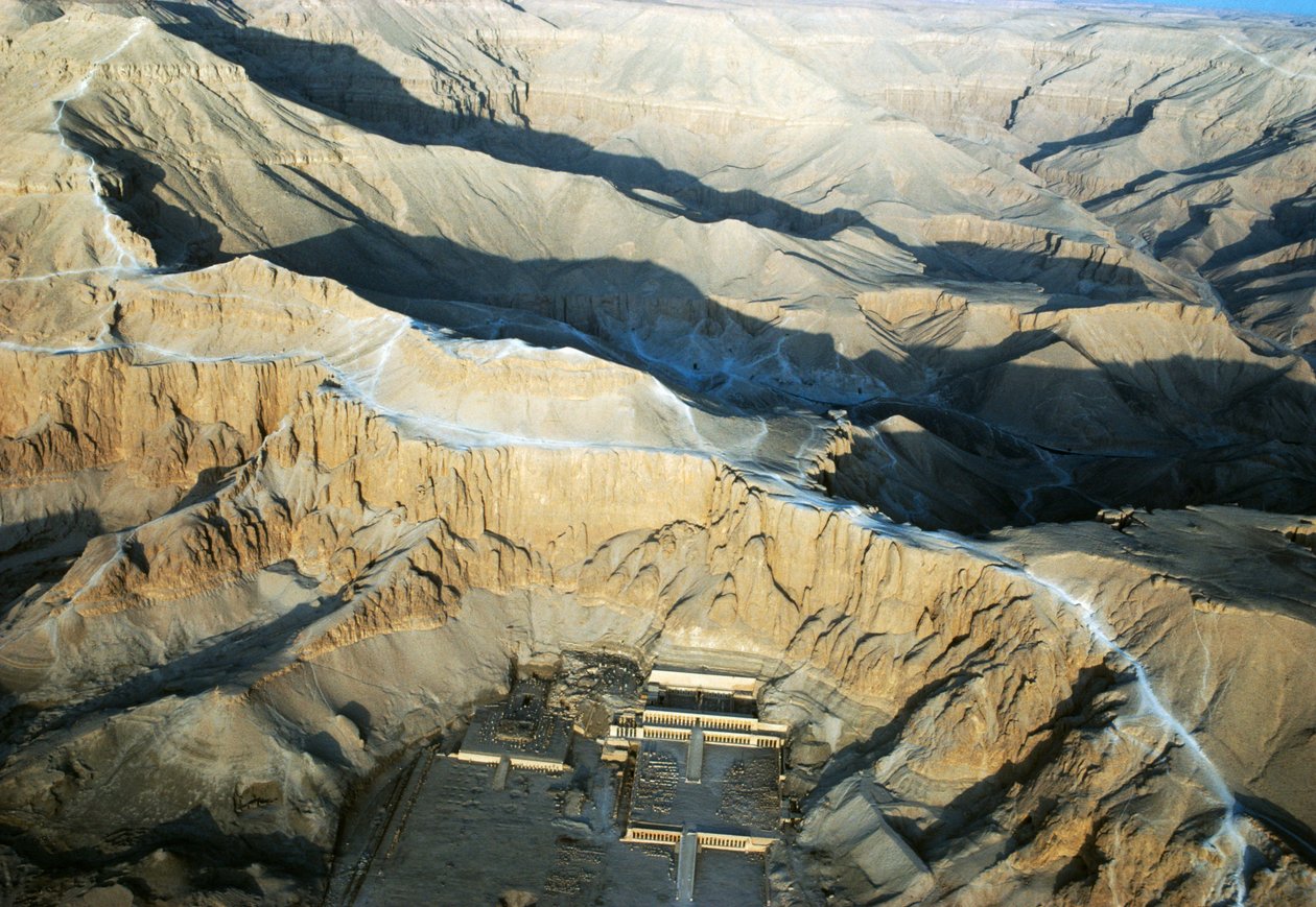 哈特谢普苏特神庙鸟瞰图，埃及，卢克索，Deir el-Bahari，忒拜墓地，新王国，第十八王朝 作者 埃及第十八王朝