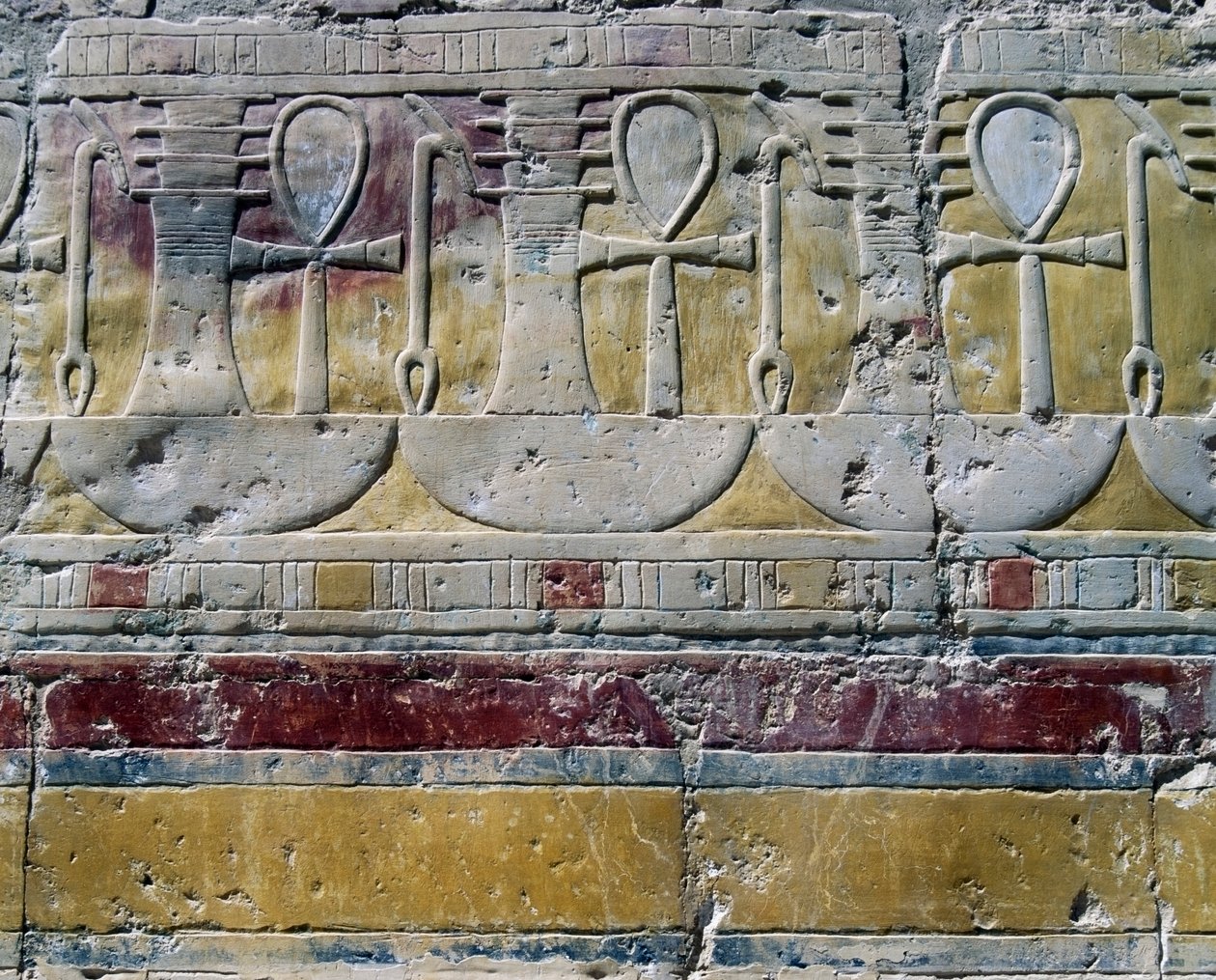 安赫，生命的象形文字符号；Djed，柱状符号；Uas，权杖符号，彩绘浮雕，哈托尔礼拜堂，哈特谢普苏特女王的停尸庙，代尔拜赫里，底比斯，埃及文明，新王国，第十八王朝 作者 埃及第十八王朝