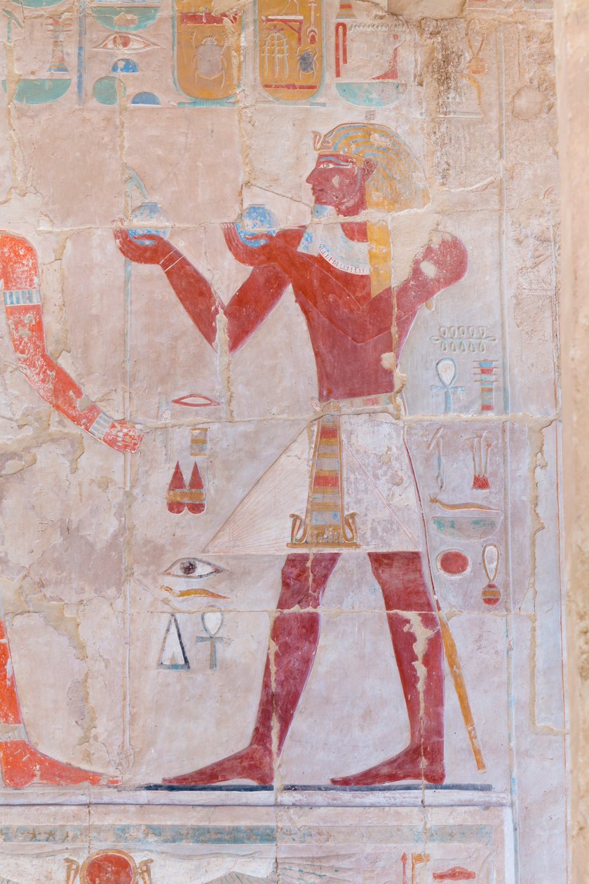 埃及卢克索 Deir Al Bahari 的哈特谢普苏特神庙中描绘法老供奉的浮雕（图片） 作者 埃及第十八王朝