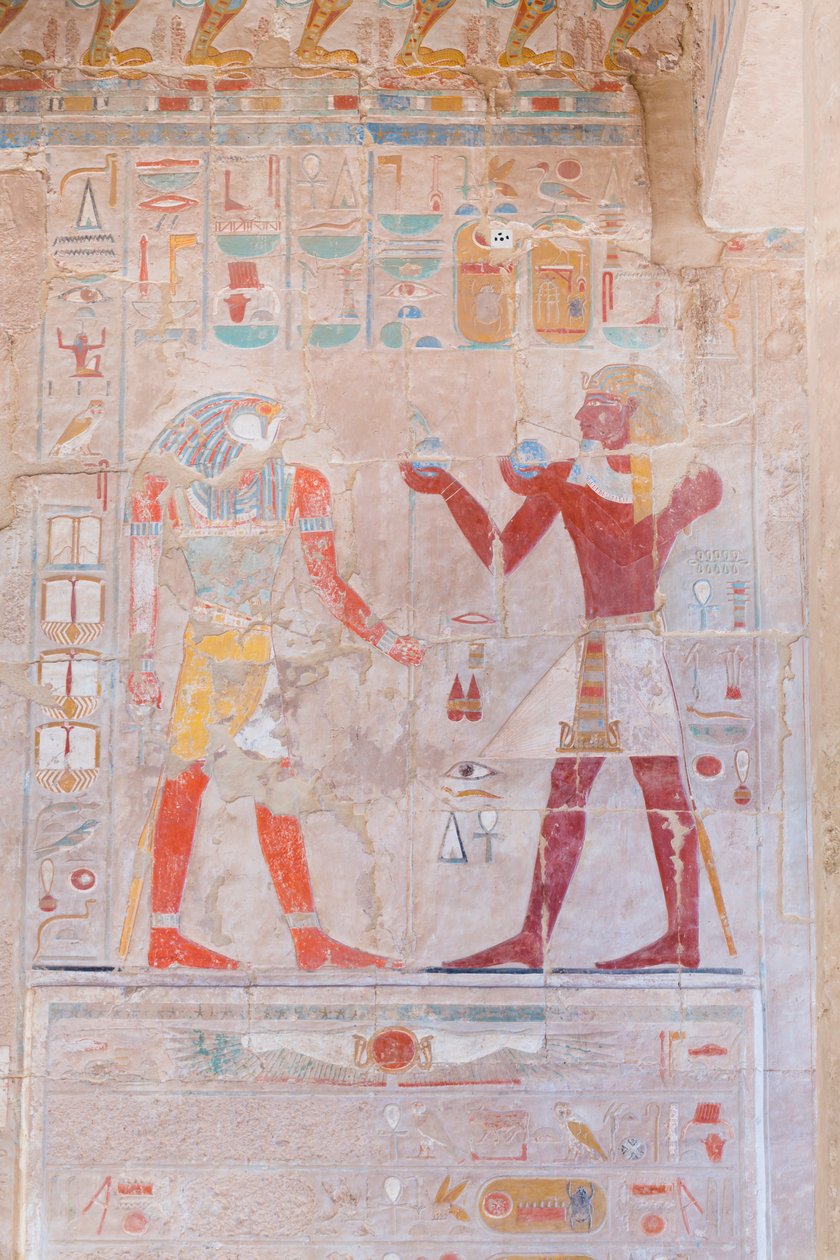 埃及卢克索 Deir Al Bahari 的哈特谢普苏特神庙中描绘法老（右侧）向荷鲁斯神献祭的底座浮雕图（照片） 作者 埃及第十八王朝