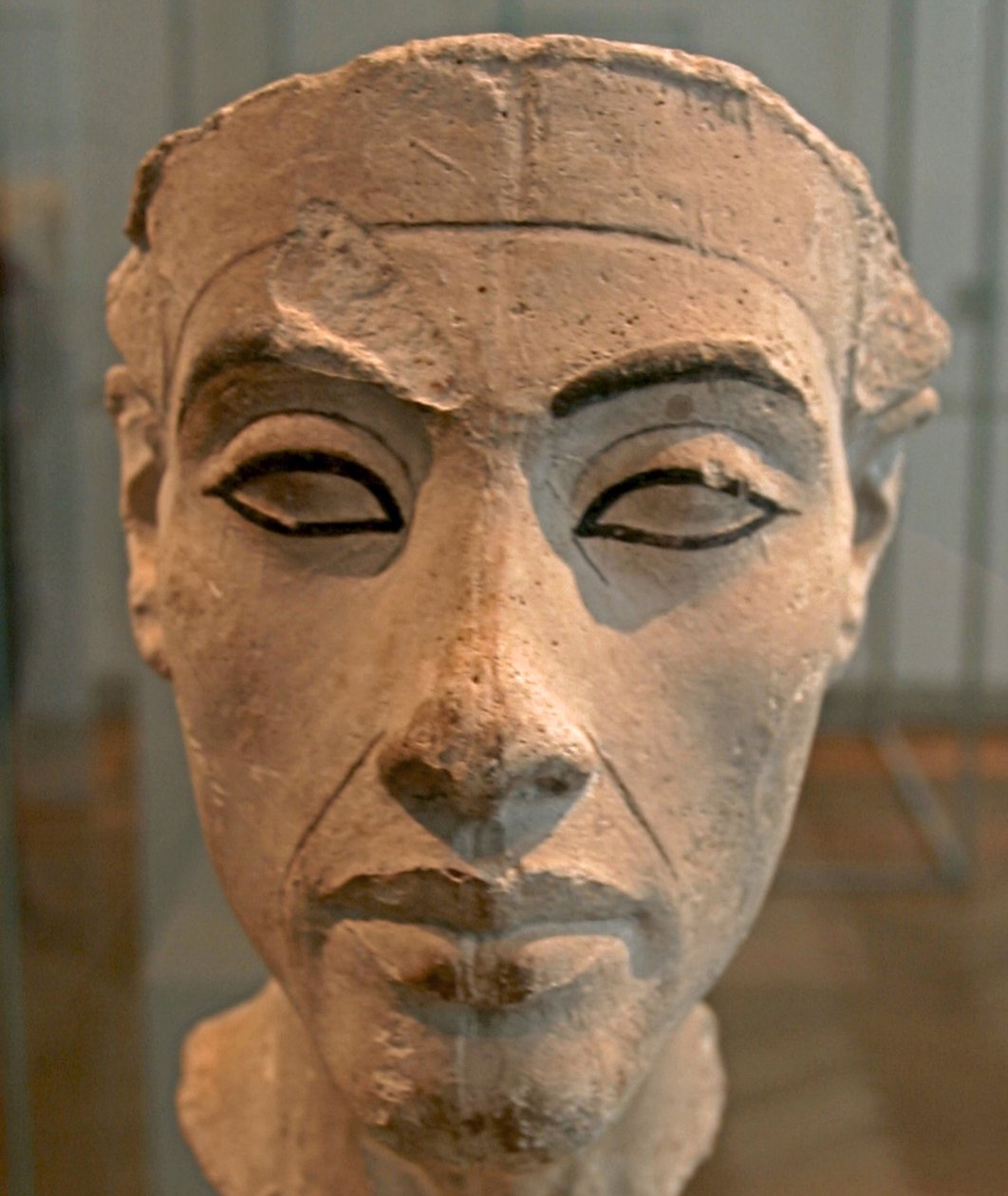 Nefertiti (c1370-c1330 BC) 埃及法老阿肯那顿的伟大王妃（首席配偶）半身像。 娜芙蒂蒂和她的丈夫以宗教革命而闻名。 他们开始只崇拜一位神，即太阳的圆盘阿顿。 作者 埃及第十八王朝