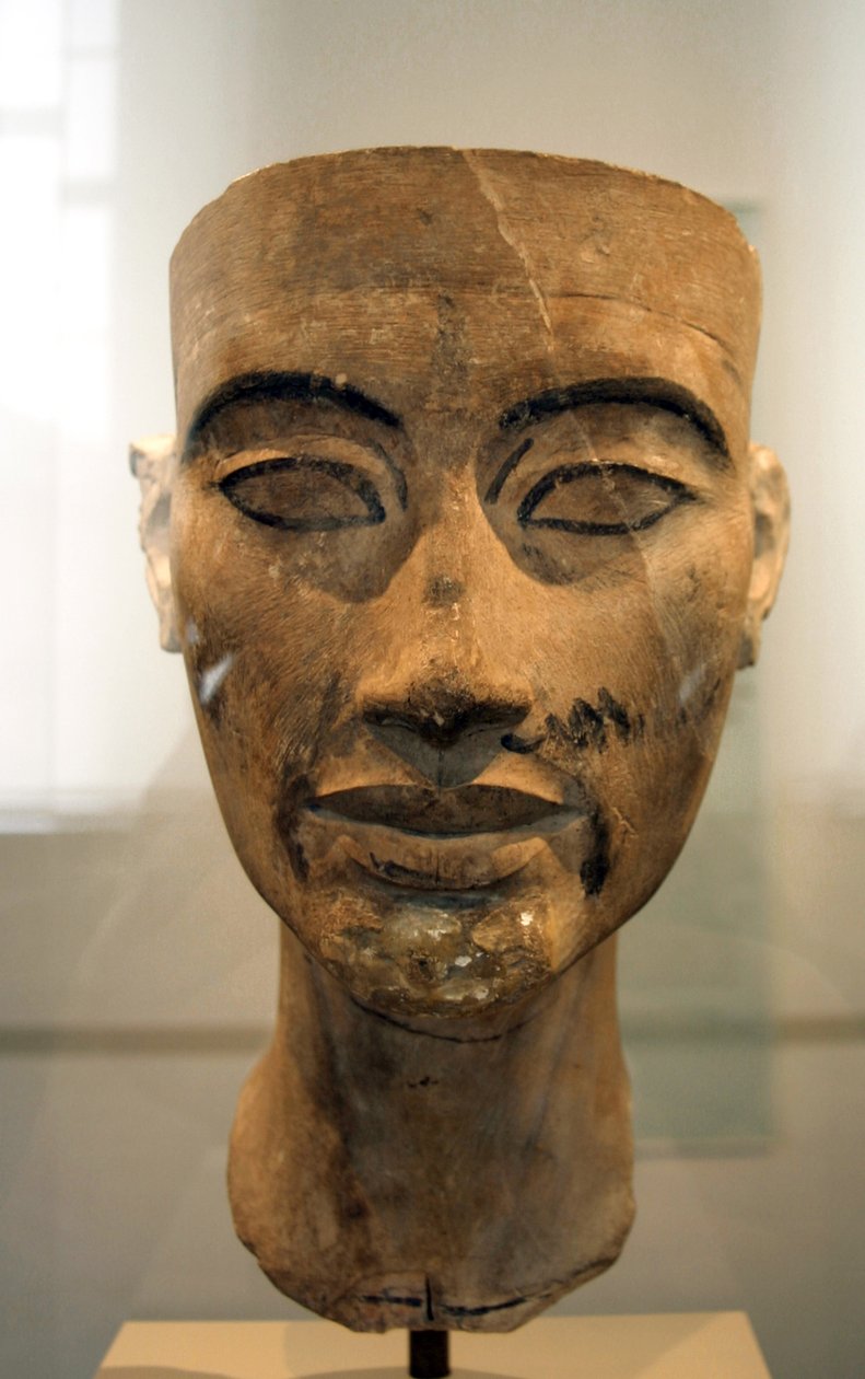 奈菲尔提提（约1370-约1330 BC）的半身像，埃及法老阿肯那顿的伟大皇室妻子（首席妃子）。奈菲尔提提和她的丈夫因一场宗教革命而闻名。他们开始只崇拜一个神，即阿腾，太阳的圆盘。 作者 埃及第十八王朝