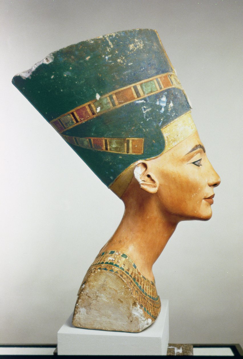 女王纳芙蒂蒂的半身像，侧视图，来自Thutmose工作室的Tell el-Amarna（彩绘石灰石）（另见114018和114019） 作者 埃及第十八王朝