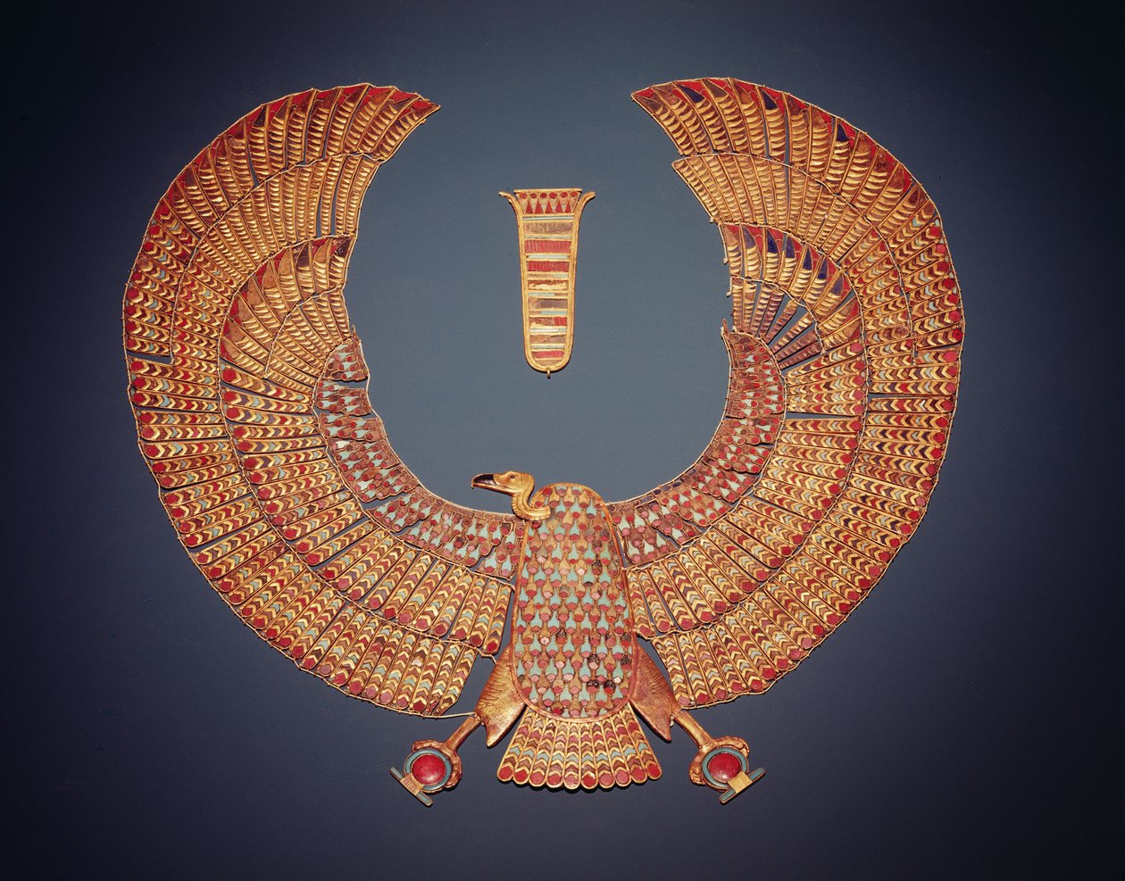 秃鹰女神Nekhbet形式的衣领，来自图坦卡蒙墓（公元前1373-1352）新王国（镶有半宝石的金）（另见153789） 作者 埃及第十八王朝