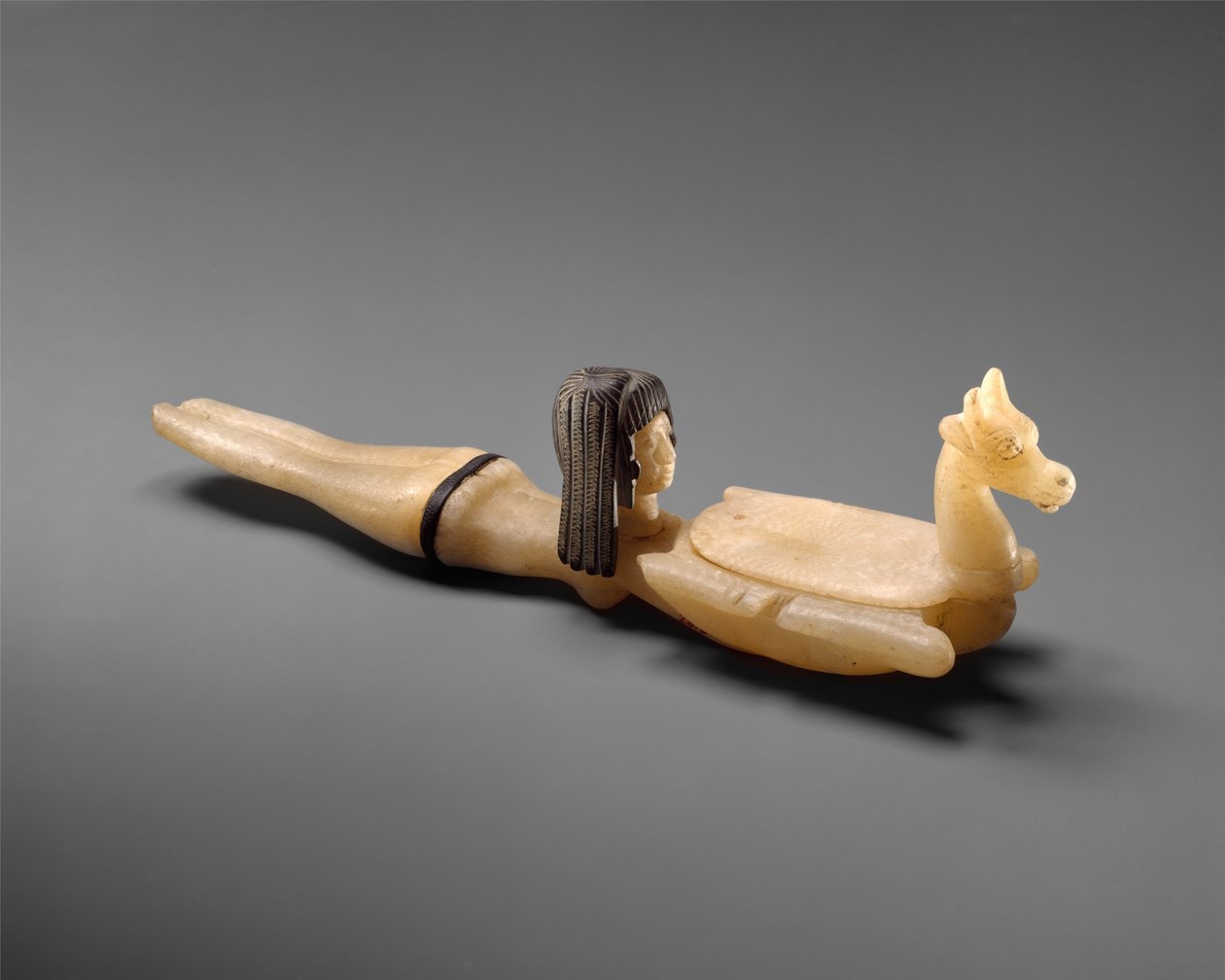 以拿着盘的游泳妇女的形式化妆匙子，c。公元前1390-1352（石灰华和滑石） 作者 埃及第十八王朝