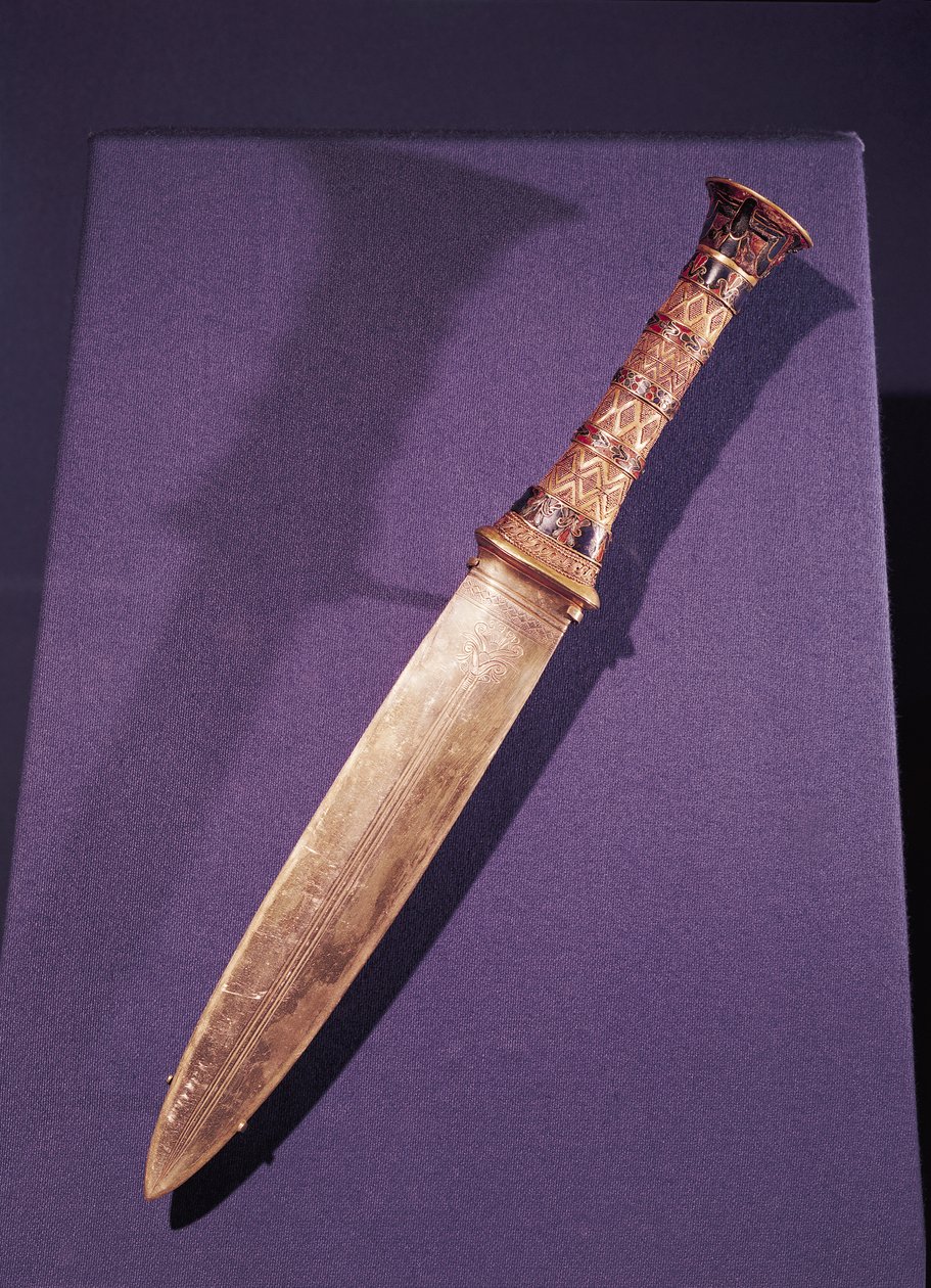 Dagger，来自图坦卡蒙墓（公元前1373-1352）新王国（半宝石和玻璃的黄金和景泰蓝作品） 作者 埃及第十八王朝