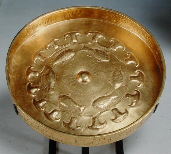 属于Thuty或Djehwty的菜肴用鱼和花装饰，新王国，c.1479-1425（金） 作者 埃及第十八王朝
