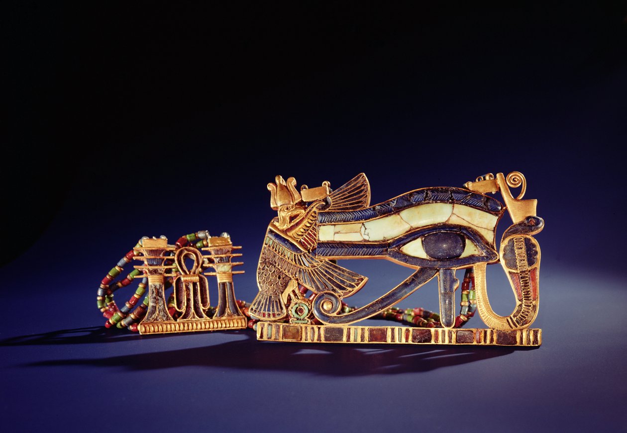 从Tutankhamun墓（公元前1373-1352）新王国（带有玻璃糊的金景泰蓝）的Djed柱胸和wedjet眼胸（另见149410） 作者 埃及第十八王朝