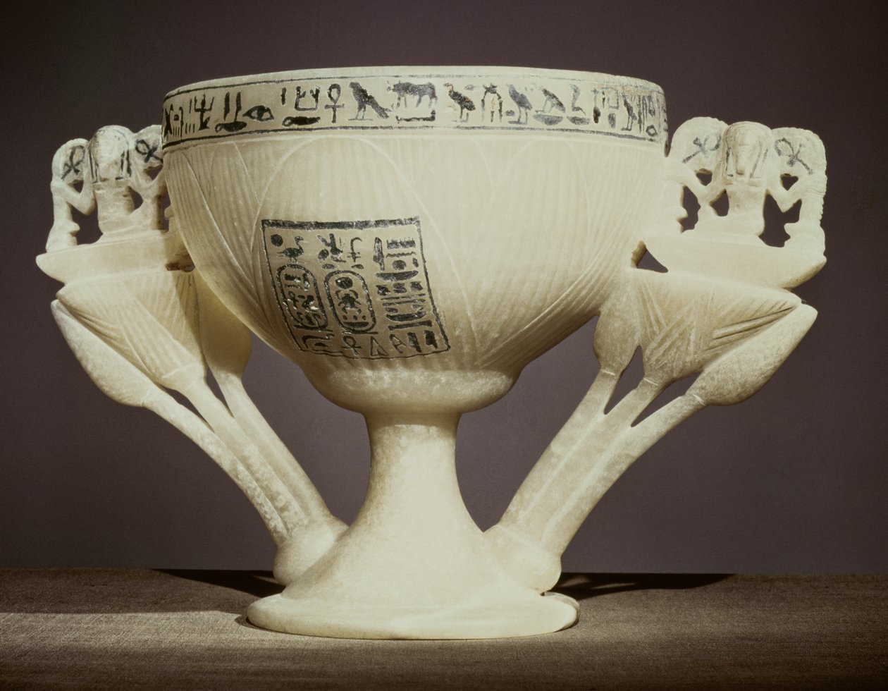 在图坦卡蒙墓（公元前1370-52）新王国（雪花石膏）入口处发现半开莲花形式的饮水杯（另见162302和228555） 作者 埃及第十八王朝
