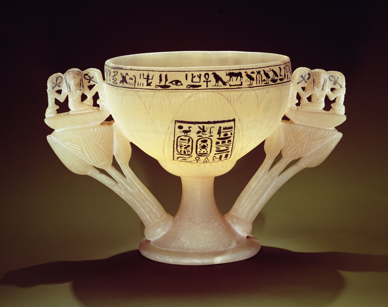 在图坦卡蒙墓（公元前1373-1352）新王国（雪花石膏）的入口处发现半开莲花形式的饮水杯（另见162302和149480） 作者 埃及第十八王朝