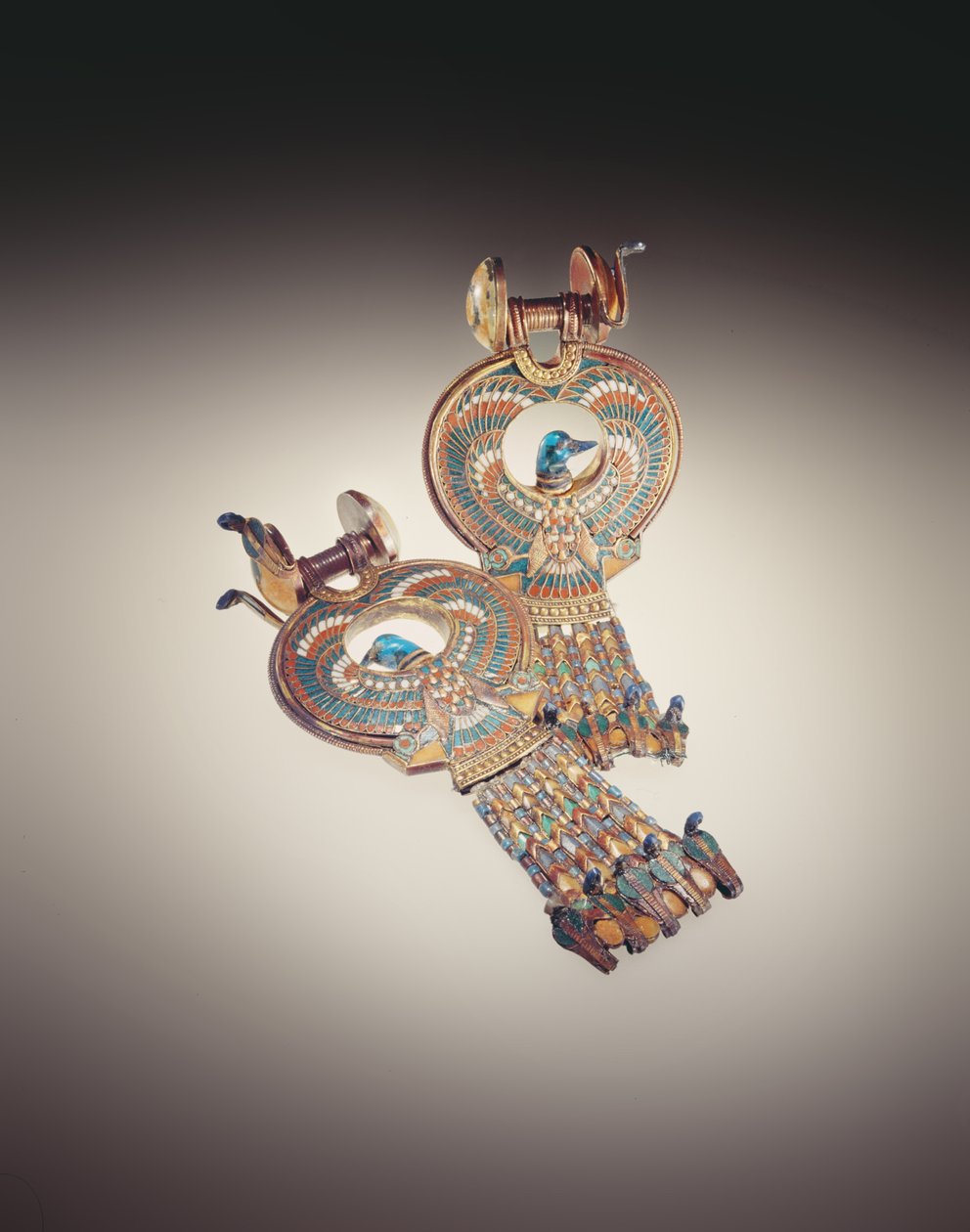 从Tutankhamun墓（公元前1373-1352）新王国（镶有彩色玻璃和彩陶的金色）的猎鹰翅膀和鸭头的混合鸟类耳环 作者 埃及第十八王朝
