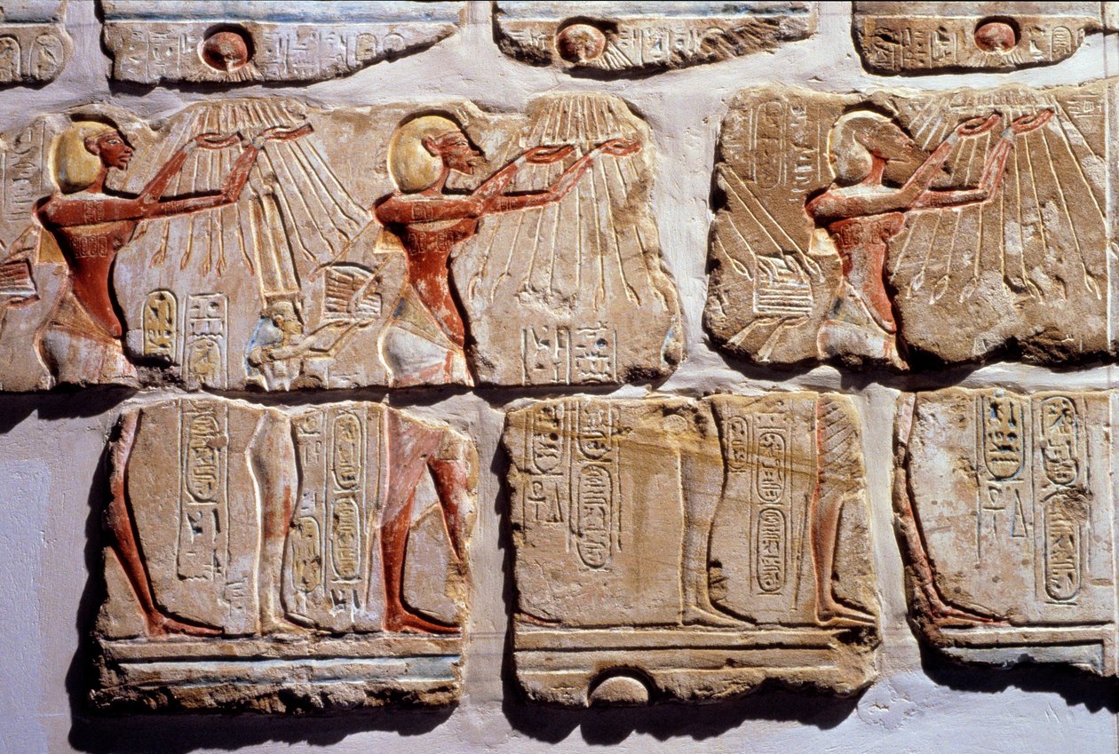 Egyptian antiquite: “” The adoration of the sun”” Fragment of the wall in gres from Amenophis IV to Luxor. 1365-1360 BC. 18th Dynasty 作者 埃及第十八王朝