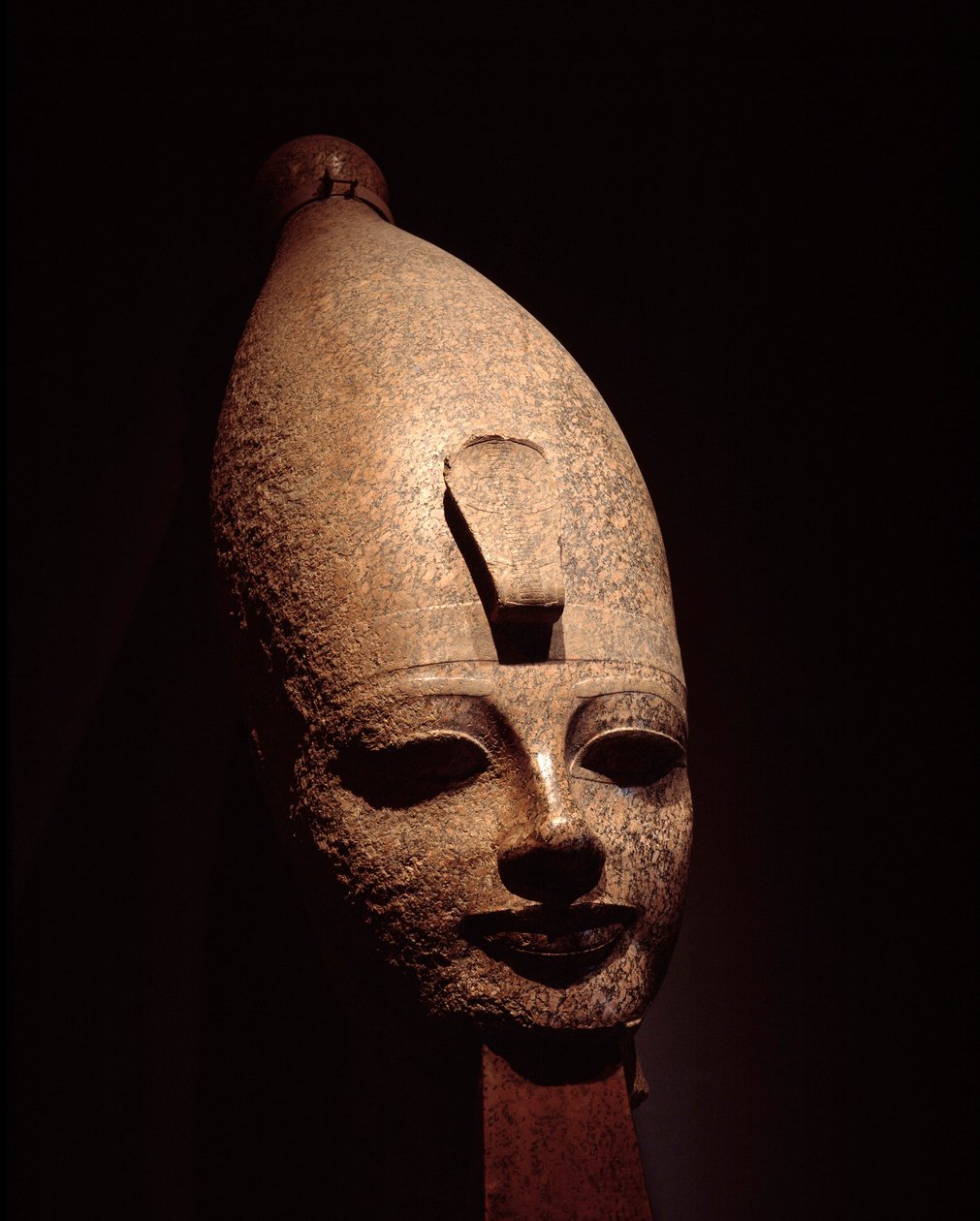 Egyptian antiquite: colossal head of Amenophis III (Amenhotep). Rose granite sculpture. 14th century BC. 18th dynasty. Luxor Museum (Luksor or Luqsor). Egypt 作者 埃及第十八王朝