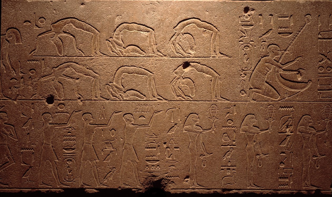 埃及古物：描绘舞者、竞争者和音乐家的雕刻壁画的细节。哈特谢普苏特（Hatshepsut）女王时期，第18王朝。卢克索，埃及艺术博物馆 作者 埃及第十八王朝