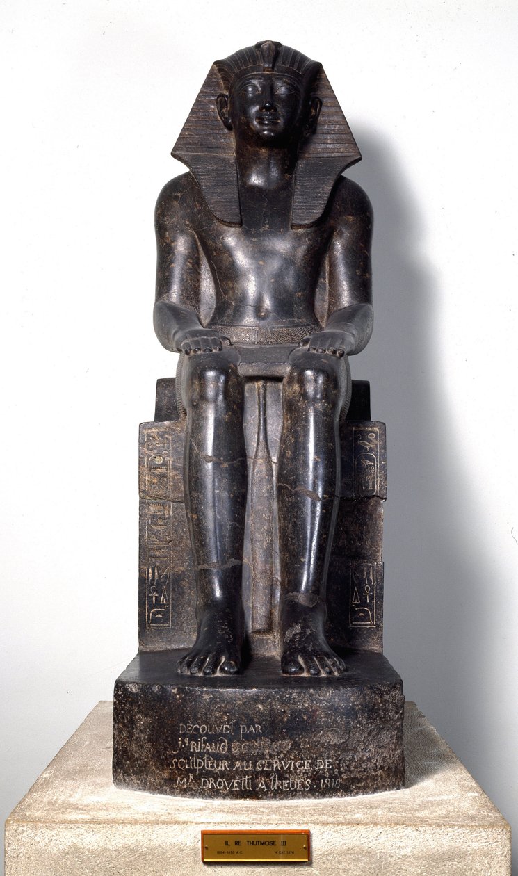 埃及古物：代表图特摩西（Tuthmosis或Thutmus）三世（约公元前1504-1450年）的巴桑石雕塑，埃及法老。第18王朝。来自底比斯。都灵，埃及博物馆 作者 埃及第十八王朝