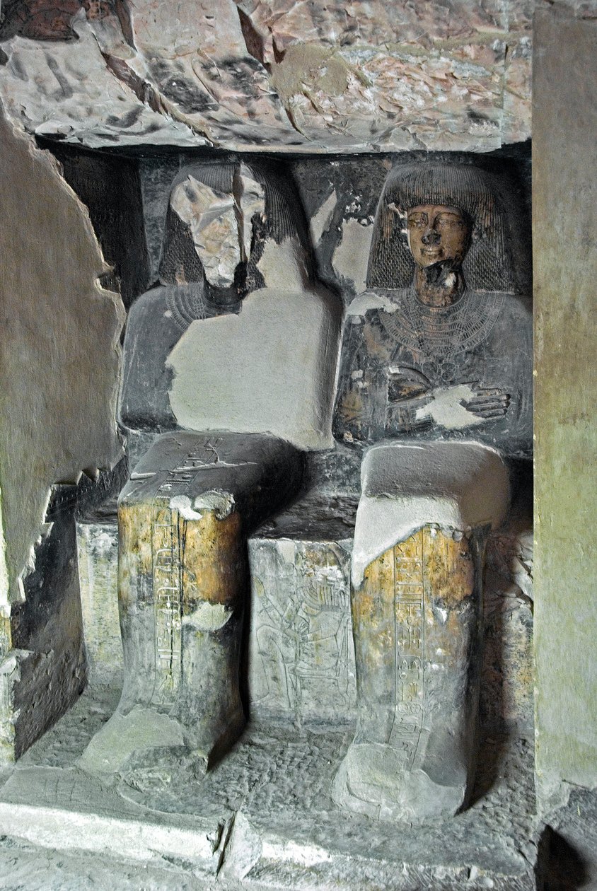Egyptian antiquite: sculptures near the tomb of Kha em Het (Khaemhat) inspector of attics and scribe at the court of Amenophis III (TT57) representing the scribe and Imhotep. 18th dynasty. 1530-1290 BC. Vallee des Nobles. Luxor, West Bank, Egypt 作者 埃及第十八王朝